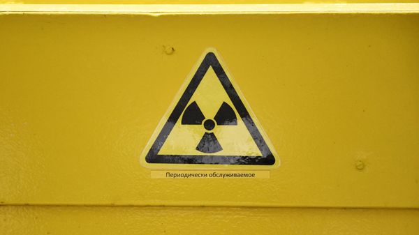 Знак радиационной опасности  - Sputnik Азербайджан