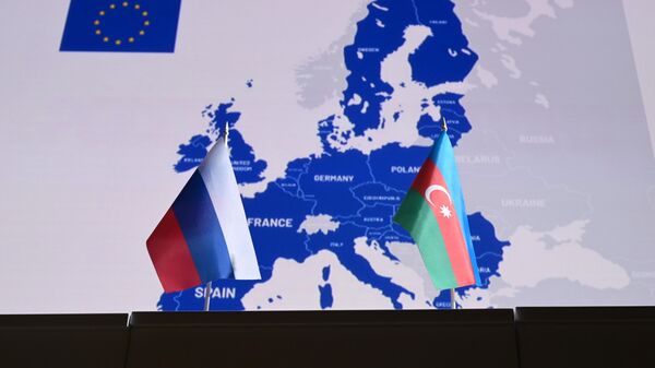 Государственные флаги России и Азербайджана. - Sputnik Азербайджан