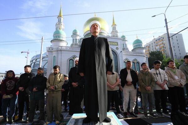 Имам Московской соборной мечети Марат-хазрат Аршабаев на празднике Курбан-байрам у Московской соборной мечети - Sputnik Азербайджан