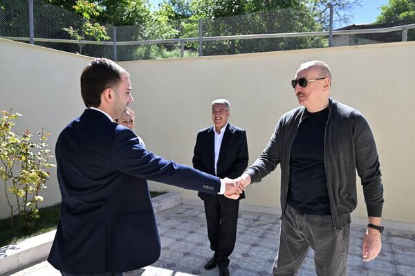 Президент Азербайджана Ильхам Алиев провел встречу с жителями села Бёюк Галадереси Шушинского района Президент Азербайджана Ильхам Алиев провел встречу с жителями села Бёюк Галадереси Шушинского района - Sputnik Азербайджан
