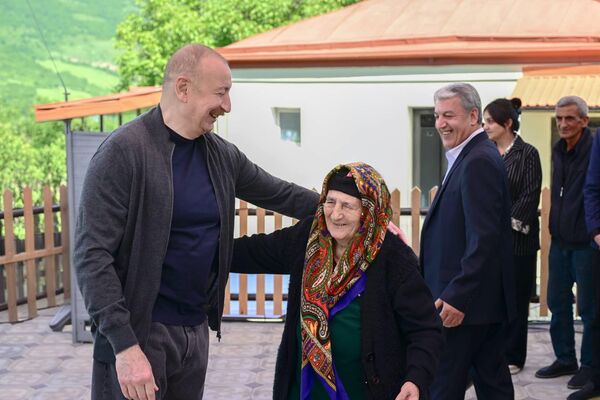 Президент Азербайджана Ильхам Алиев провел встречу с жителями села Бёюк Галадереси Шушинского района Президент Азербайджана Ильхам Алиев провел встречу с жителями села Бёюк Галадереси Шушинского района - Sputnik Азербайджан