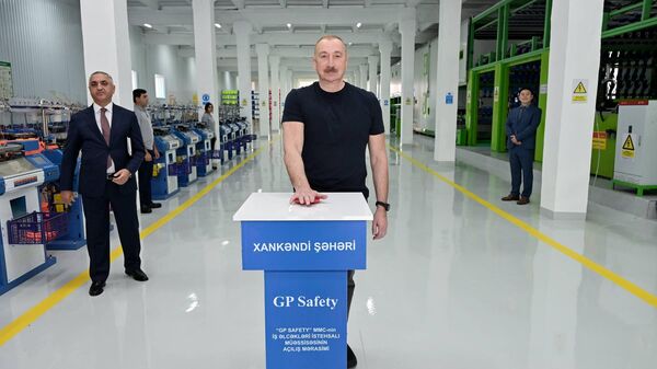 Ильхам Алиев участвует в открытии предприятия по производству рабочих перчаток - Sputnik Азербайджан