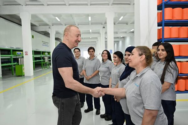 Ильхам Алиев принимает участие в открытии предприятия по производству рабочих перчаток - Sputnik Азербайджан