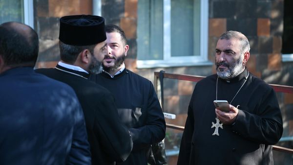 Оглашение приговора архиепископу М.Аджапахяну в Ереване - Sputnik Азербайджан