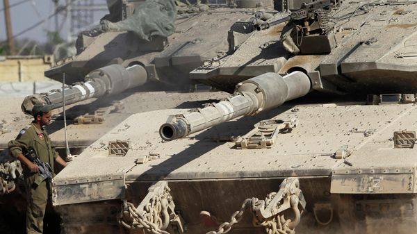 Израильский солдат стоит рядом с танком - Sputnik Азербайджан
