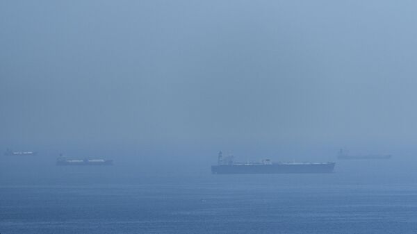 Танкеры и газовозы на якоре в Ормузском проливе - Sputnik Азербайджан