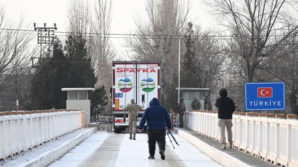 Грузовик с гуманитарной помощи из Армении пересекает турецкую границу - Sputnik Азербайджан
