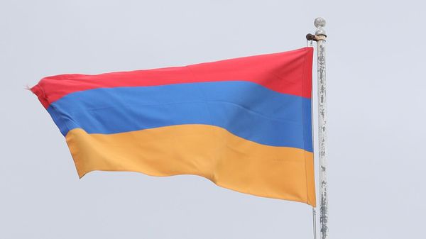Государственный флаг Армении на здании посольства Армении в Москве - Sputnik Азербайджан