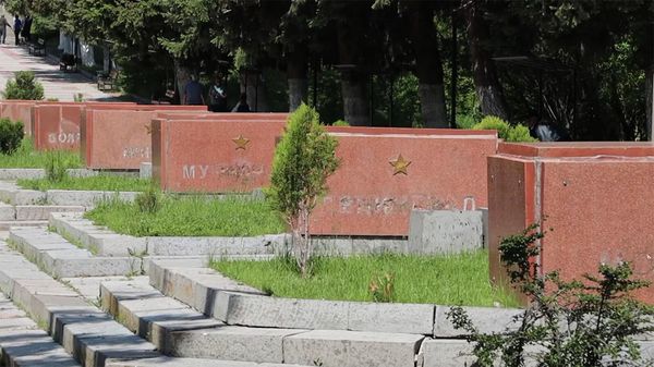 Вандалы сломали надписи городов-героев в мемориальном комплексе Мать-Армения в Гюмри - Sputnik Азербайджан