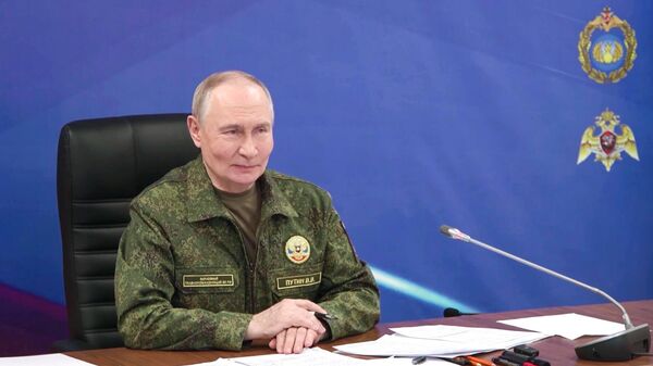 Президент Владимир Путин посетил вспомогательный пункт управления Объединенной группировки войск - Sputnik Азербайджан