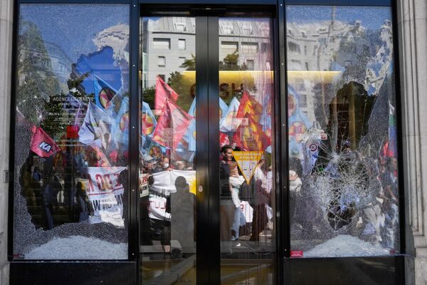 Отражение протестующих в разбитом окне. - Sputnik Азербайджан