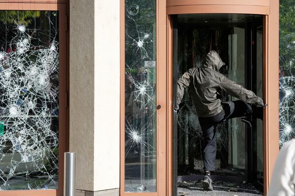 Протестующий пинает окно. - Sputnik Азербайджан
