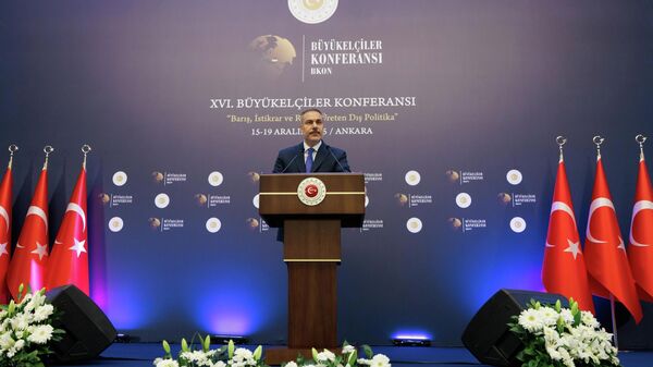 Глава МИД Турции Хакан Фидан выступает на конференции с участием турецких послов в Анкаре. - Sputnik Азербайджан