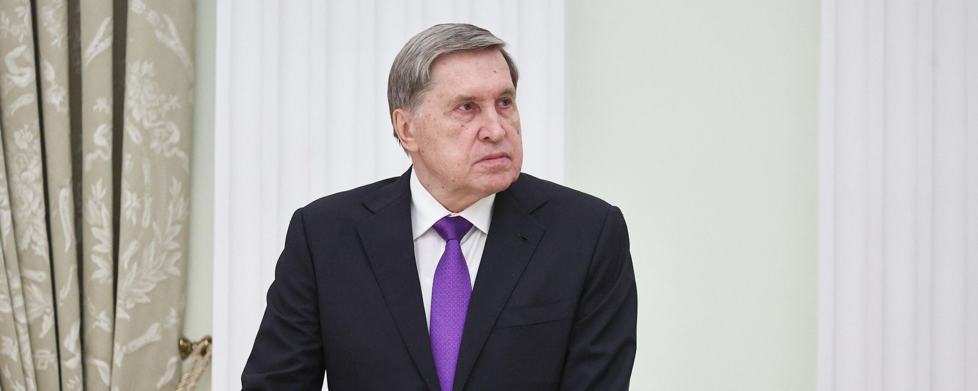 Помощник президента РФ Юрий Ушаков перед началом встречи президента РФ и министра иностранных дел КНДР (4 ноября 2024). Москвa - Sputnik Азербайджан, 1920, 21.06.2026