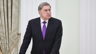 Помощник президента РФ Юрий Ушаков перед началом встречи президента РФ и министра иностранных дел КНДР (4 ноября 2024). Москвa