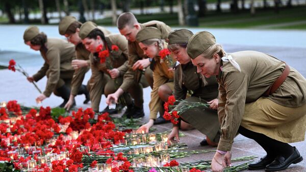 Акция Вахта памяти. Вечный огонь, приуроченная ко Дню памяти и скорби, в Александровском саду в Москве. - Sputnik Азербайджан