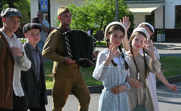 Участники военно-исторической реконструкции начала Великой Отечественной войны во время шествия в Бресте - Sputnik Азербайджан