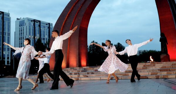 Выступление участников памятных мероприятий, посвященных 85-й годовщине начала Великой Отечественной войны, на Площади Победы в Бишкеке - Sputnik Азербайджан