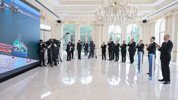Президент Азербайджана Ильхам Алиев и его коллега из Туркменистана Сердар Бердымухамедов на церемонии. - Sputnik Азербайджан