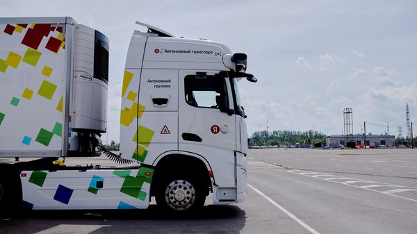 Автономный грузовик впервые в России совершил 700-километровую поездку из Москвы в Санкт-Петербург без вмешательства человека - Sputnik Азербайджан