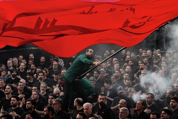 Мужчина размахивает религиозным флагом во время траурной церемонии в Тегеране, Иран. - Sputnik Азербайджан