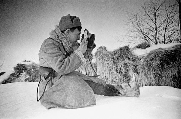 Фотокорреспондент Александр Моклецов во время фотосъемки, 1941 год - Sputnik Азербайджан