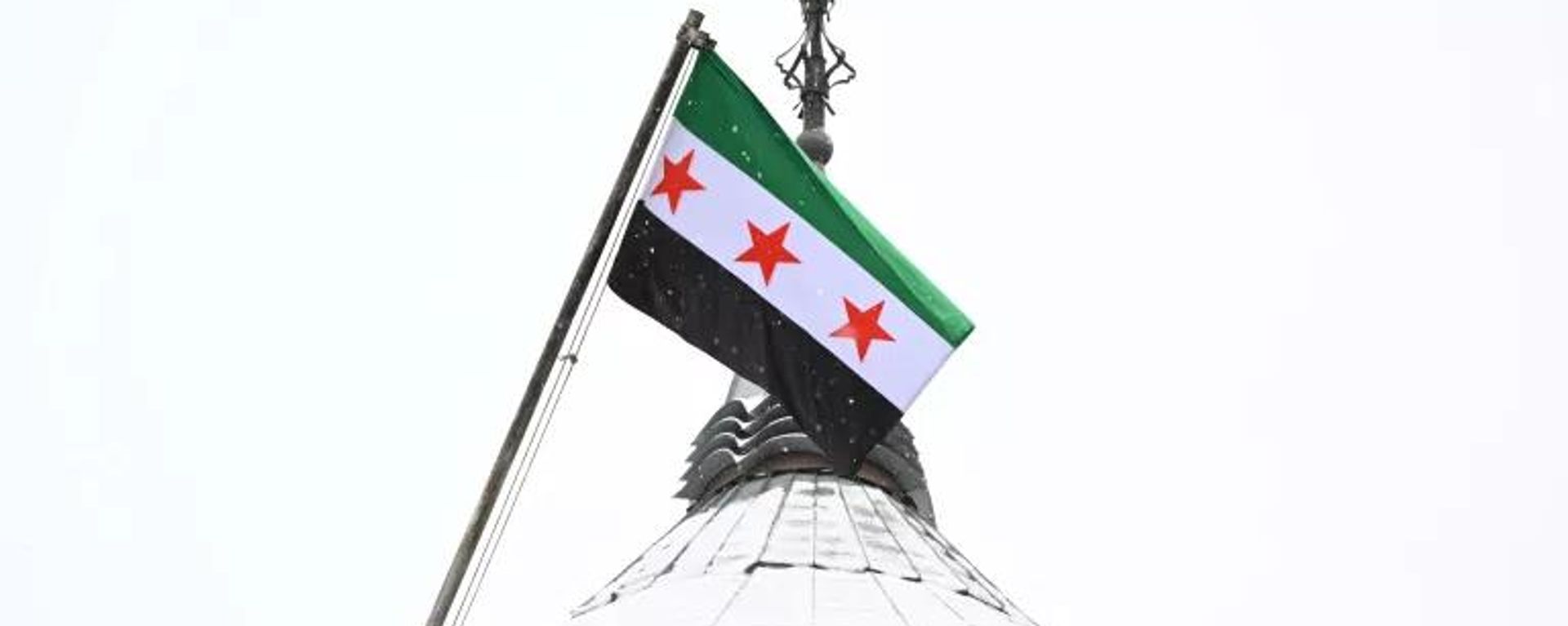 Флаг Сирии на здании посольства в Москве. - Sputnik Азербайджан, 1920, 01.07.2026