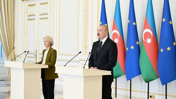 Президент Азербайджана Ильхам Алиев и глава Европейской комиссии Урсула Фон дер Ляйен. - Sputnik Азербайджан