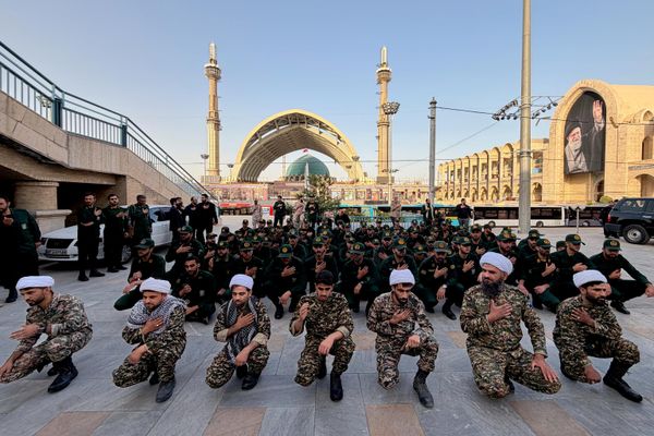 Члены Революционной гвардии и священнослужители скорбят на эспланаде Большой мечети Имама Хомейни Мосалла в преддверии многодневных траурных церемоний по убитому Верховному лидеру Ирана Аятолле Али Хаменеи, Иран - Sputnik Азербайджан