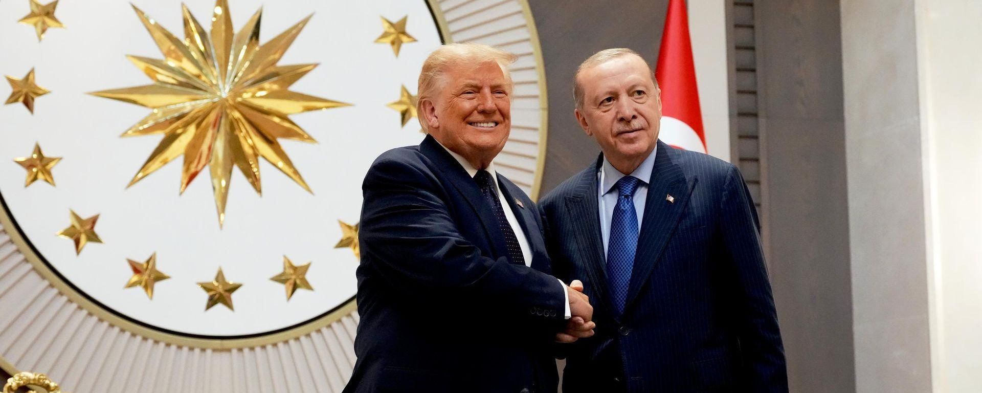 Президенты США и Турции Дональд Трамп и  Реджеп Тайип Эрдоган в Анкаре на саммите НАТО. - Sputnik Азербайджан, 1920, 08.07.2026