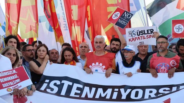 Активисты платформы Труд и демократия во время марша против саммита НАТО - Sputnik Азербайджан