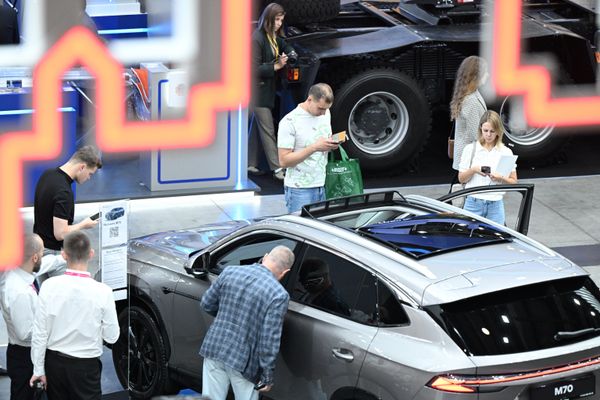 Автомобиль Москвич М70 на международной промышленной выставке Иннопром в Екатеринбурге - Sputnik Азербайджан