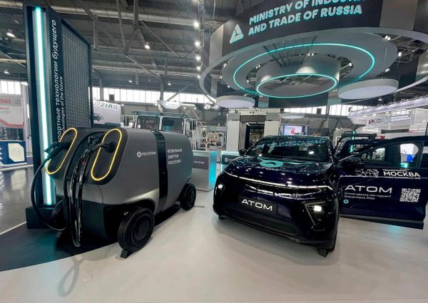 Беспилотная мобильная электрозарядная станция (ЭЗС) и автомобиль "Атом" на стенде Минпромторга России. - Sputnik Азербайджан