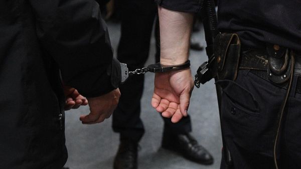 Человек в наручниках  - Sputnik Азербайджан