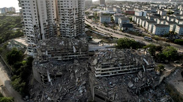 Вид с воздуха на разрушения и поврежденные здания после землетрясения в Венесуэле - Sputnik Азербайджан