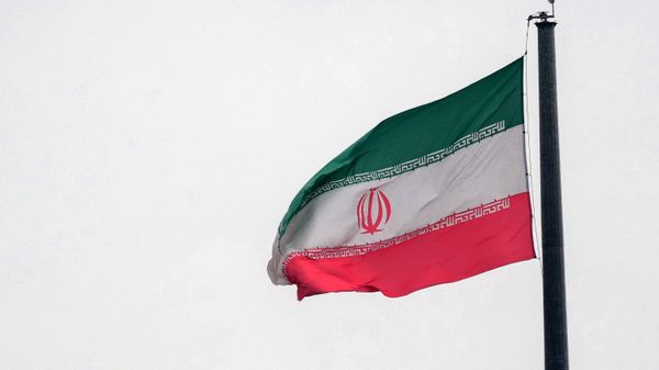 Государственный флаг Ирана в Тегеране - Sputnik Азербайджан