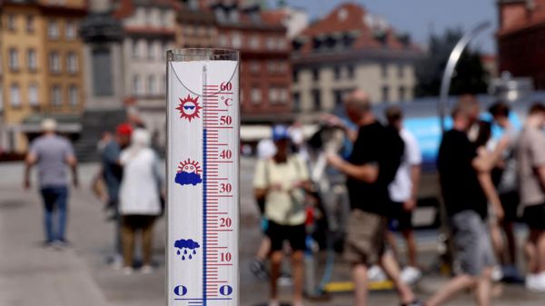 Термометр показывает 50 градусов Цельсия на Замковой площади во время жары в Варшаве, Польша - Sputnik Азербайджан