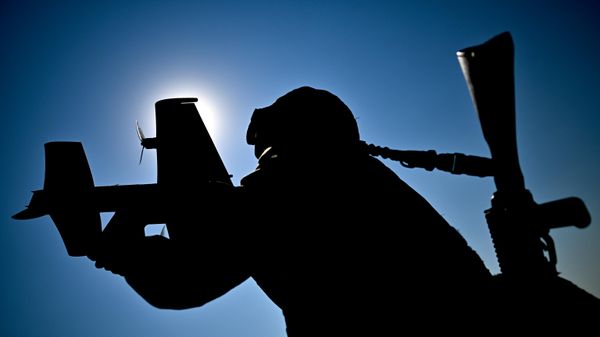 Военнослужащий держит в руках дрон-перехватчик Ёлка - Sputnik Азербайджан