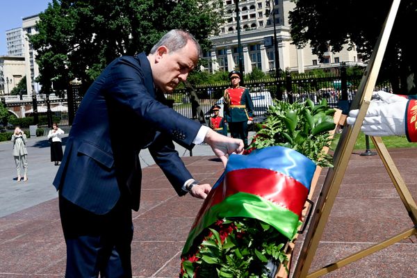 Делегация во главе с Джейхуном Байрамовым посетила Могилу Неизвестного Солдата у Кремлевской стены - Sputnik Азербайджан