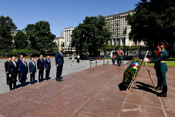 Делегация во главе с Джейхуном Байрамовым посетила Могилу Неизвестного Солдата у Кремлевской стены - Sputnik Азербайджан
