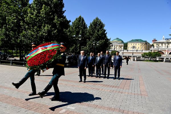 Делегация во главе с Джейхуном Байрамовым посетила Могилу Неизвестного Солдата у Кремлевской стены - Sputnik Азербайджан