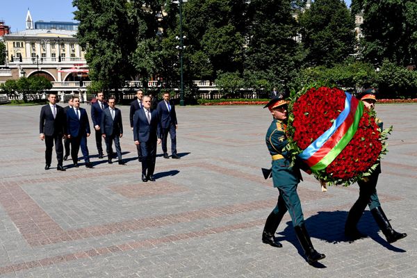 Делегация во главе с Джейхуном Байрамовым посетила Могилу Неизвестного Солдата у Кремлевской стены - Sputnik Азербайджан