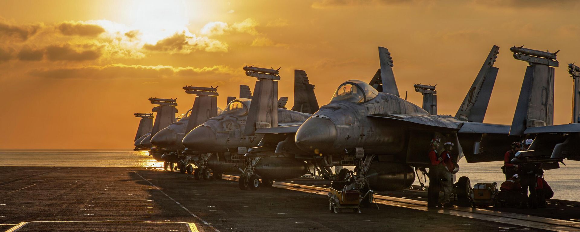 Самолеты на полетной палубе авианосца USS Abraham Lincoln, участвующие в боевых действиях в Иране - Sputnik Азербайджан, 1920, 15.09.2026