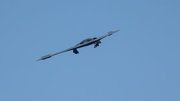 Бомбардировщик B-2 прибывает на авиабазу Уайтмен в штате Миссури - Sputnik Азербайджан