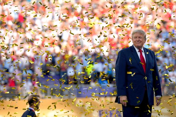 Президент США Дональд Трамп на церемонии награждения после окончания финального матча чемпионата мира по футболу - Sputnik Азербайджан