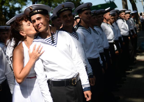 Моряки Черноморского флота во время празднования Дня Военно-морского флота России в Севастополе - Sputnik Азербайджан