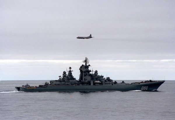 Северный флот. Учения в Баренцевом море. Тяжелый атомный ракетный броненосный крейсер "Адмирал Нахимов" и самолет базовой патрульной авиации "Орион" - Sputnik Азербайджан
