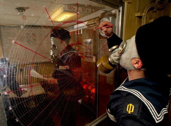 Расчет противовоздушной обороны (ПВО) у планшета ближней воздушной обстановки на борту сторожевого корабля (СКР) Балтийского флота "Неустрашимый" во время учений в условиях объявленной химической тревоги - Sputnik Азербайджан