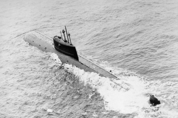 Советская атомная подводная лодка К-278 "Комсомолец". Этому судну принадлежит абсолютный рекорд по глубине погружения среди подводных лодок — 1027 метров (4 августа 1985) - Sputnik Азербайджан