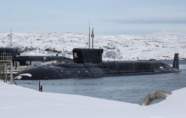 Атомная подводная лодка К-535 "Юрий Долгорукий" на причале в Гаджиево. АПЛ "Юрий Долгорукий" является головным кораблем проекта 955 "Борей" в составе Северного флота (проект "Борей" - серия российских атомных ракетных подводных крейсеров стратегического назначения четвертого поколения) - Sputnik Азербайджан